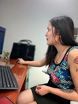 YourQueen18 লাইভ XXX চ্যাট