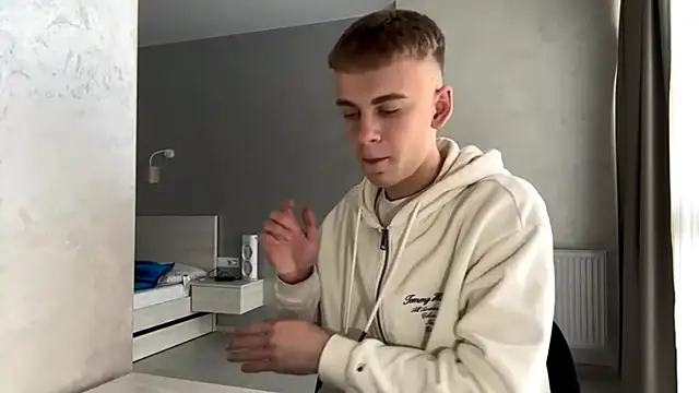 Show modela SoloFury na web-kameri