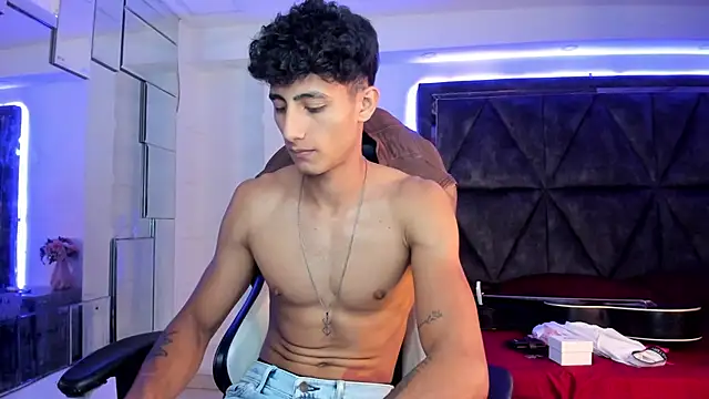 MaxiimoRomano_: διαδικτυακό σόου στην κάμερα