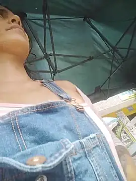 wet_vika: διαδικτυακό σόου στην κάμερα