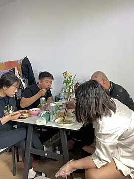 xiaoyi-10's Live XXX Chat