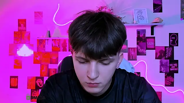 Show modela travis_wolf_ na web-kameri