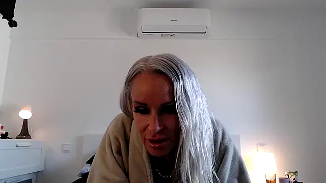 Sophie-Logan-Ink Chat XXX in diretta