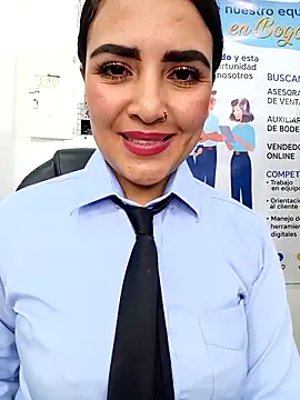 MAYE__13: διαδικτυακό σόου στην κάμερα