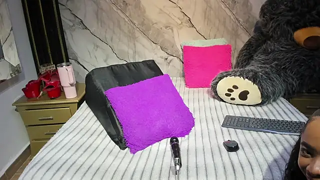 Niyirey1 Show in webcam