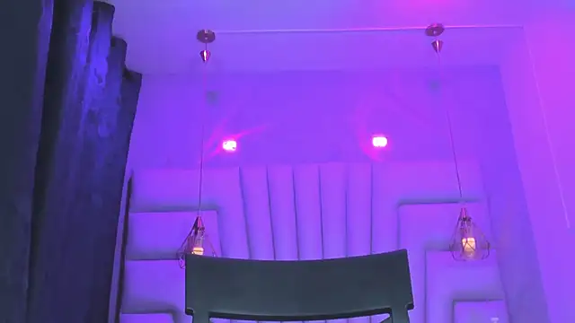 Chat +18 de AngelaaCute_ ao vivo