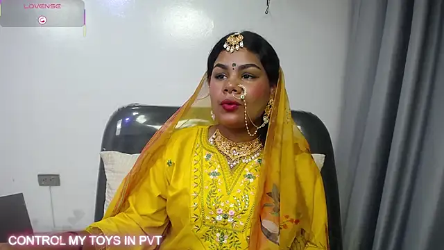 yaazhinii Chat XXX in diretta