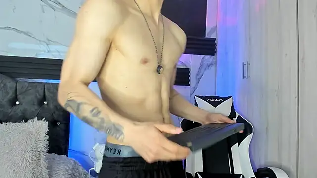 ThiagoFerrero_Hot: διαδικτυακό σόου στην κάμερα