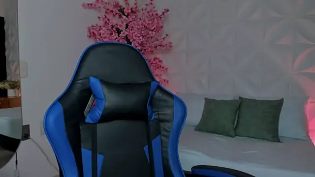 cora_22 Live XXX Chat