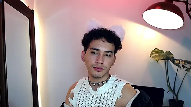 noahnoguera: διαδικτυακό σόου στην κάμερα