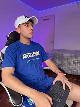 oliver_kyy Adlı Modelin Canlı XXX Sohbeti