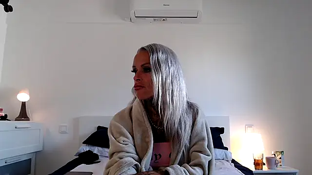 Sophie-Logan-Ink's Live XXX Chat