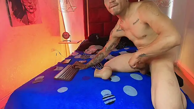 Thonixxx_mr: διαδικτυακό σόου στην κάμερα