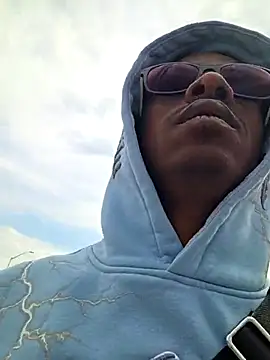 hormoneactivated: διαδικτυακό σόου στην κάμερα