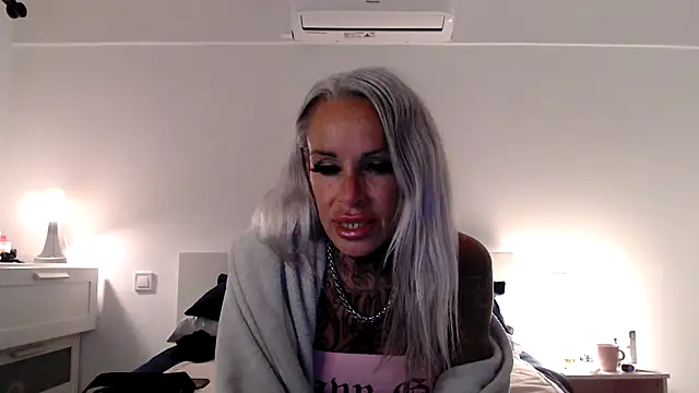 Sophie-Logan-Ink: онлайн-секс-чат