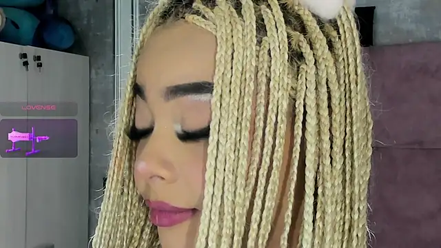 conny__curly Adlı Modelin Canlı XXX Sohbeti