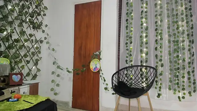 Chat +18 de LittlePeach_ ao vivo