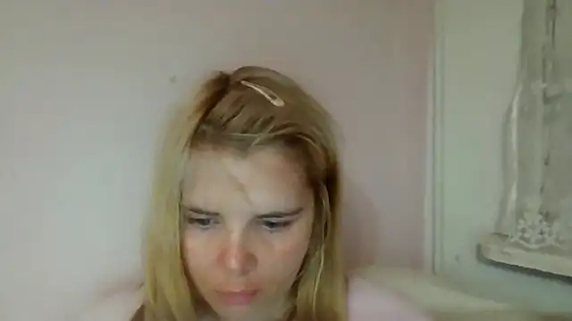 Chat +18 de HornyElena ao vivo