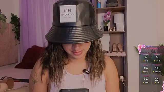 emilyrouxe's Live XXX Chat