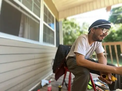 ThrowedWorldWide: διαδικτυακό σόου στην κάμερα