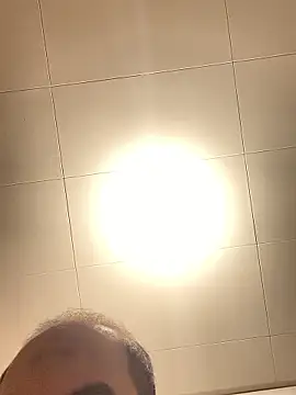 malout123J: διαδικτυακό σόου στην κάμερα