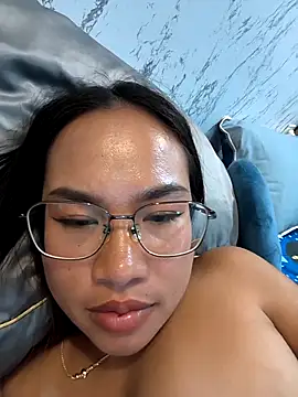 Ponthip 在線直播表演