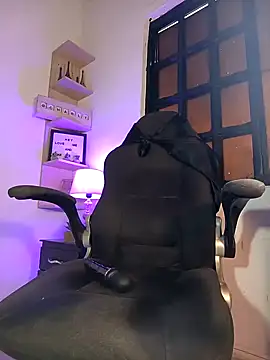 Pokazy przed kamerką – Naughty_Charly