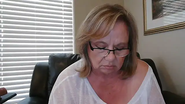 BustyAnnie Show in webcam