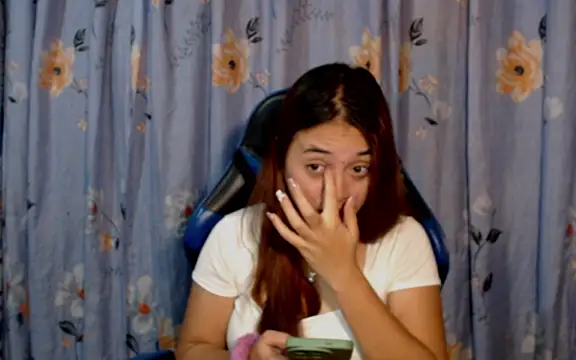 urlover_mae26's Live XXX Chat