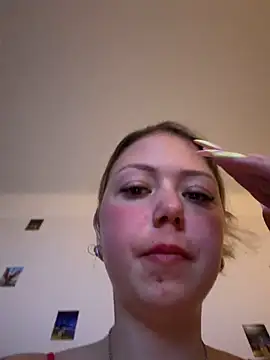 Show modela Julia-Stegner na web-kameri