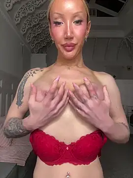 Allana29: διαδικτυακό σόου στην κάμερα