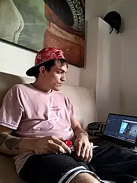 themaykiin19: διαδικτυακό σόου στην κάμερα