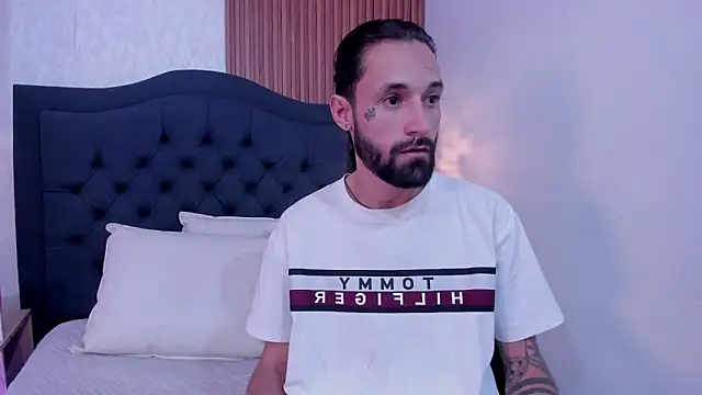 Hisoka_011 Webcam Show