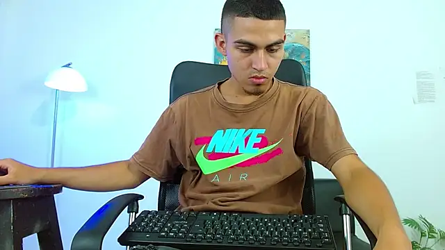 lucass_18 라이브 XXX 채팅