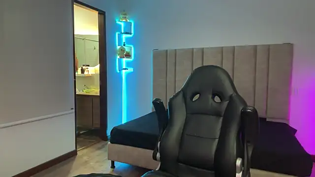 CHRIS_MORGAN1 Adlı Modelin Canlı XXX Sohbeti