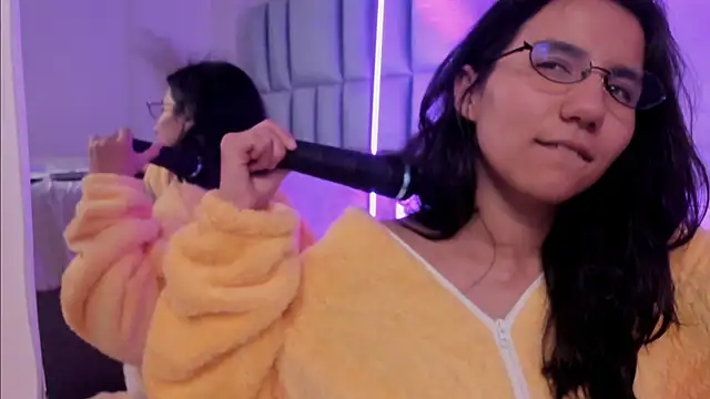 HollyPeach Chat XXX live