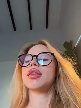 curchez_: διαδικτυακό σόου στην κάμερα