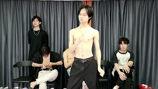 NB-BOYS: διαδικτυακό σόου στην κάμερα