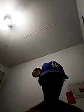 Swicth_love: διαδικτυακό σόου στην κάμερα