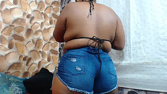 BadAss_Bee live XXX chat