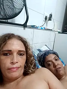 2Juicy_pussy's Live XXX Chat