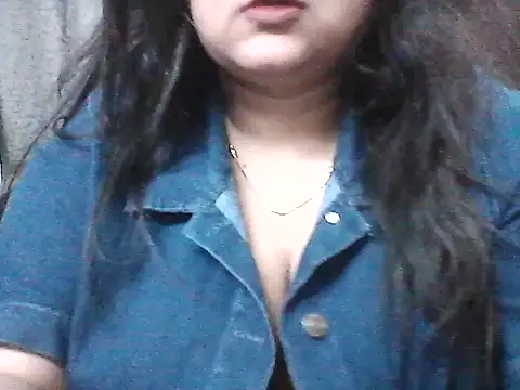 radhikkaa élő XXX-chatje