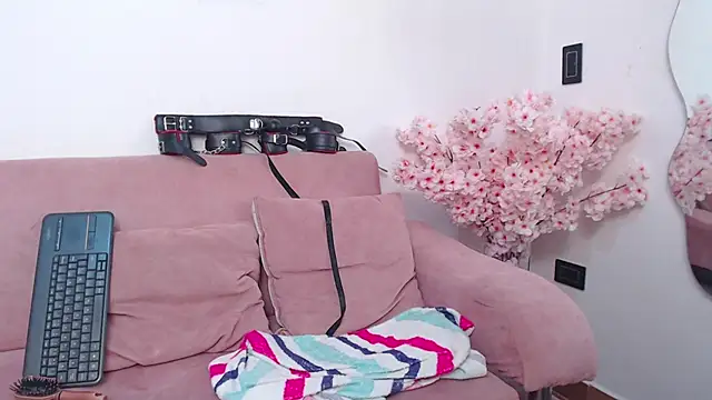 pinky_f00x's Live XXX Chat