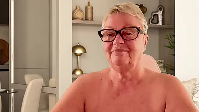 Mystery-Grandmother Adlı Modelin Canlı XXX Sohbeti