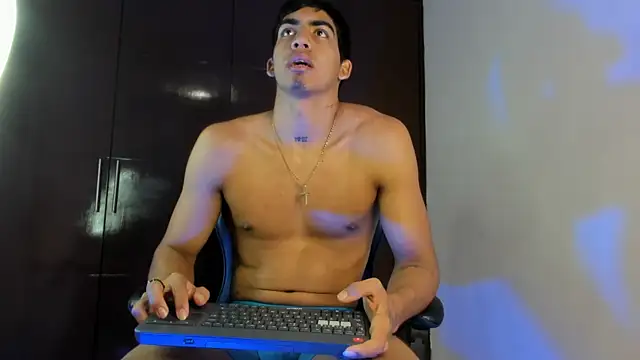 Milo_LatinBoy Chat XXX in diretta