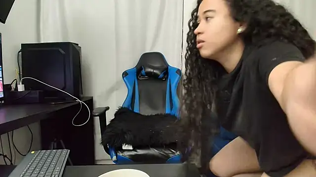 Chat +18 de ema_abby ao vivo