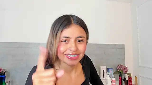 sunnyWhitee Adlı Modelin Canlı XXX Sohbeti