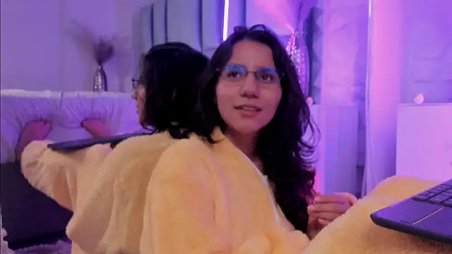 HollyPeach Adlı Modelin Canlı XXX Sohbeti