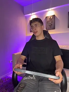 AdrianRinaldi 网络视讯表演