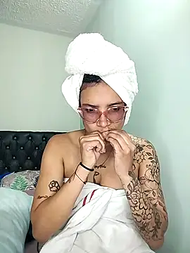 Yaumiko's Live XXX Chat